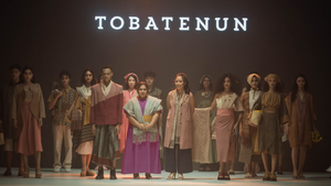 Tobatenun Menampilkan Tenun Sumatera Utara di Panggung Jakarta Fashion Week 2024